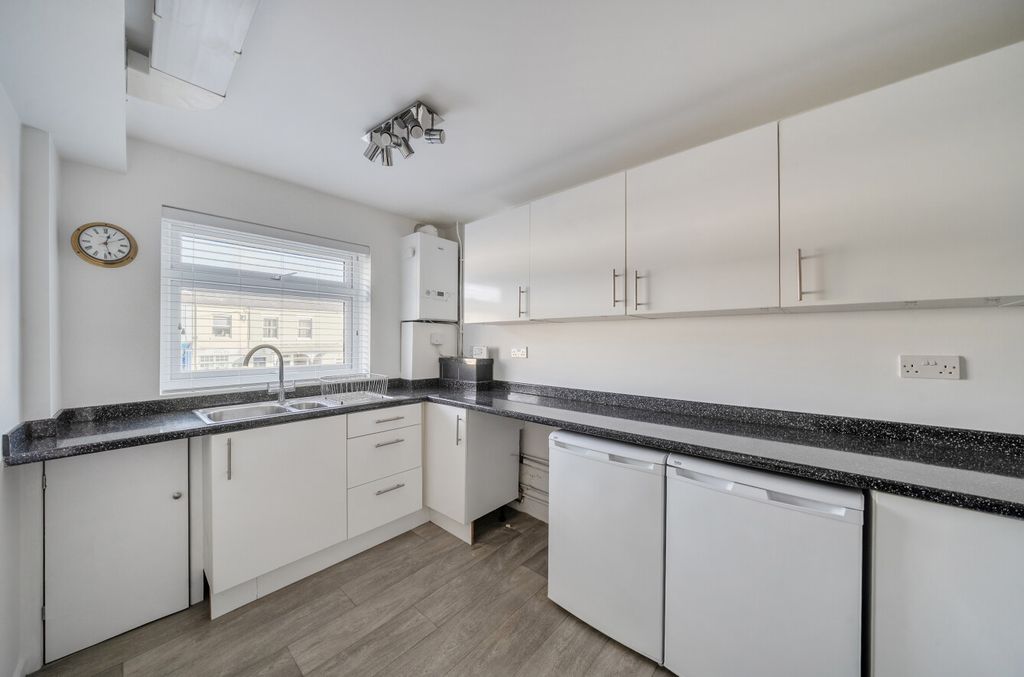 Property photo 3 of 13 1396832-11-695E9F...