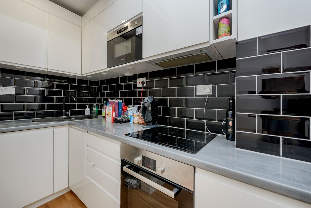 Property photo 3 of 9 5@22 Hornton St-9999.Jpg