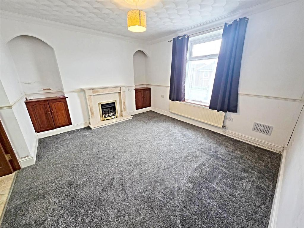 Property photo 3 of 17 Lounge