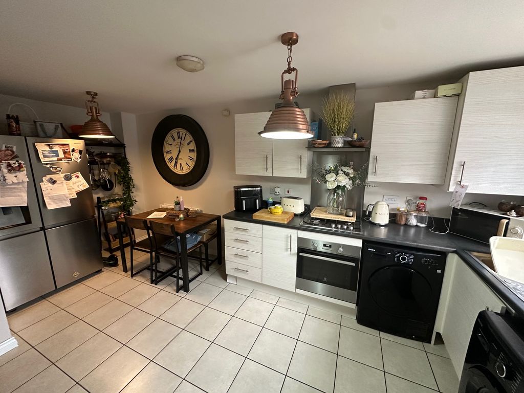 Property photo 2 of 11 Kitchen