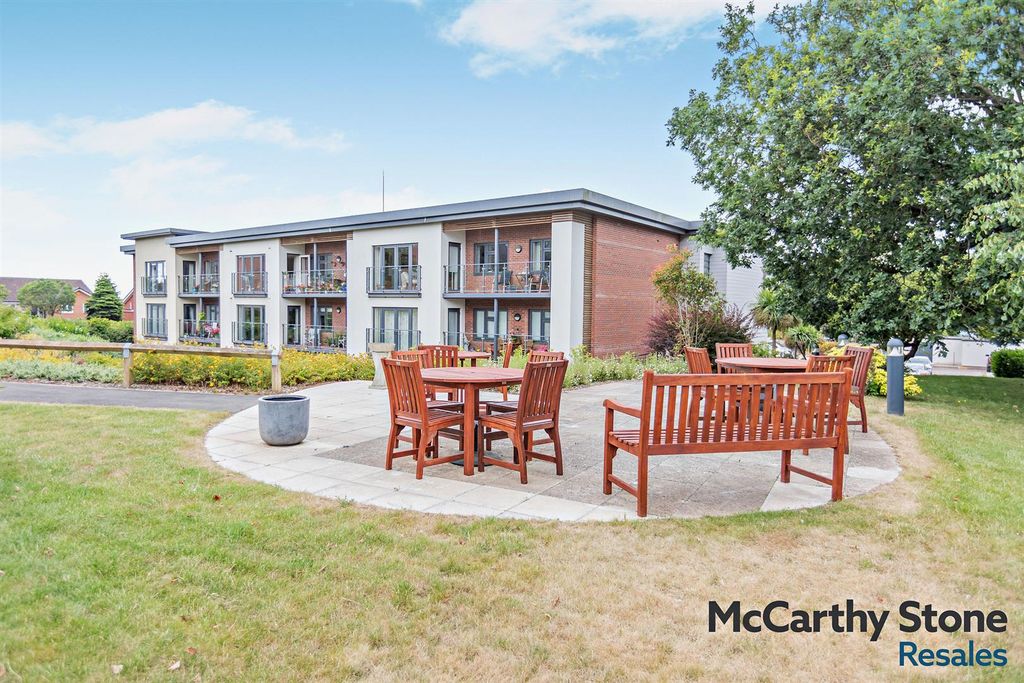 Property photo 1 of 17 Communal Gardens