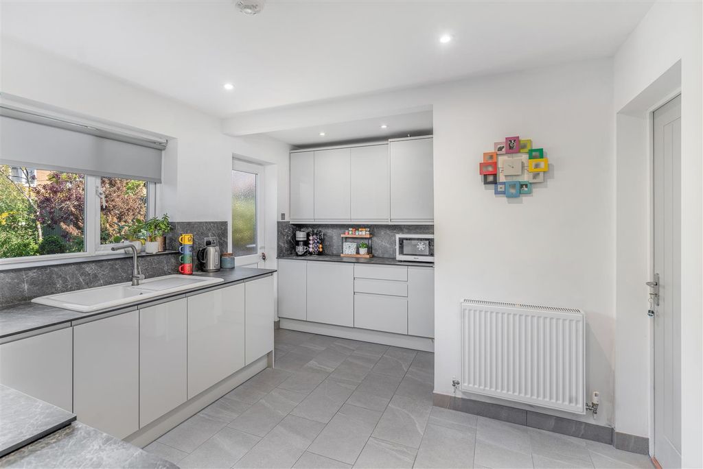 Property photo 3 of 14 36 Winchester Close, Banbury-8.Jpg