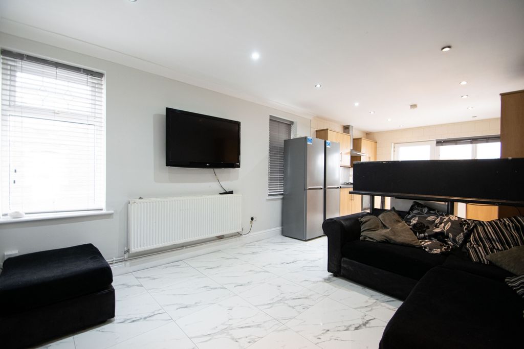 Property photo 1 of 17 Photo 2