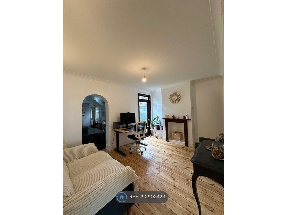 Property photo 1 of 11 Living Room