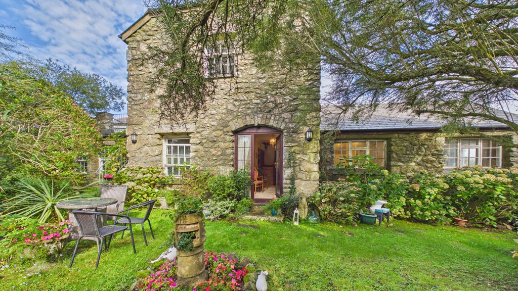 Property photo 1 of 13 4 Bedroom Detached House For Sale