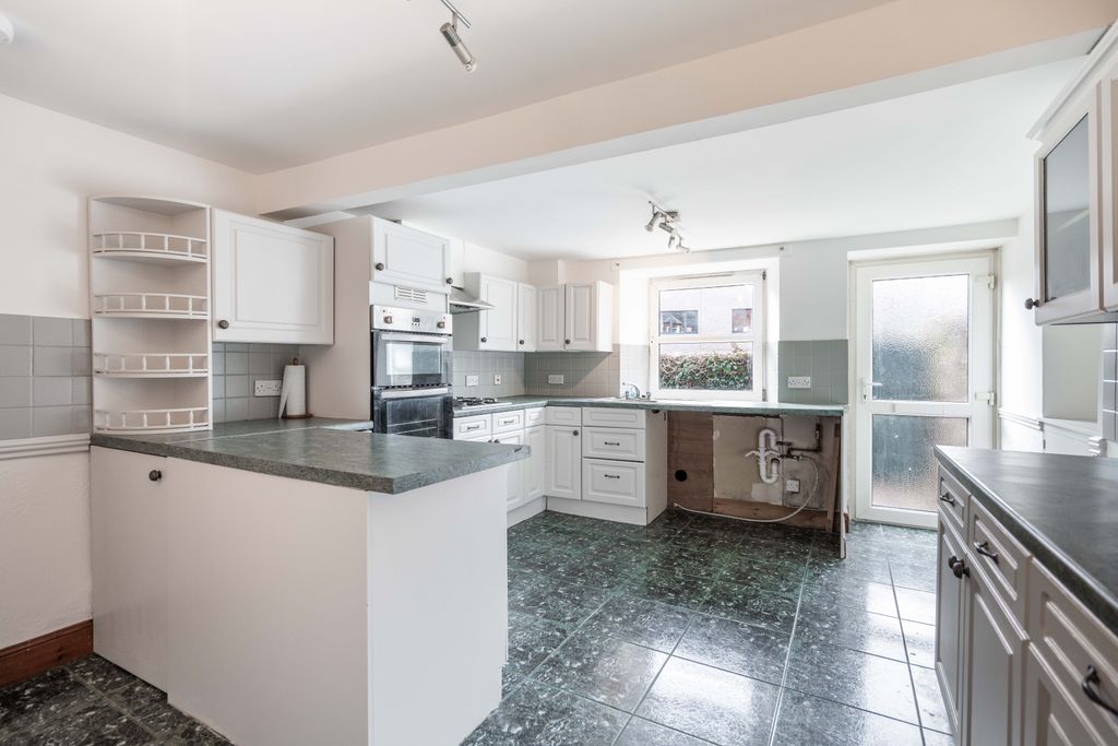 Property photo 2 of 33