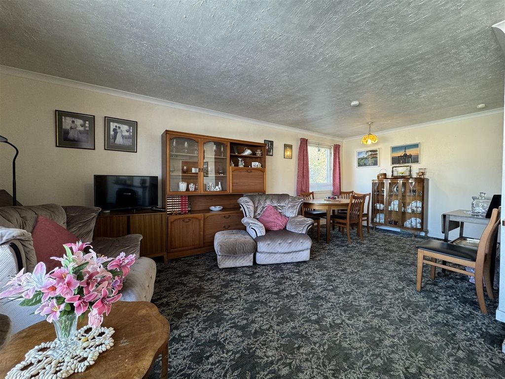 Property photo 3 of 25 Lounge 2.Jpg