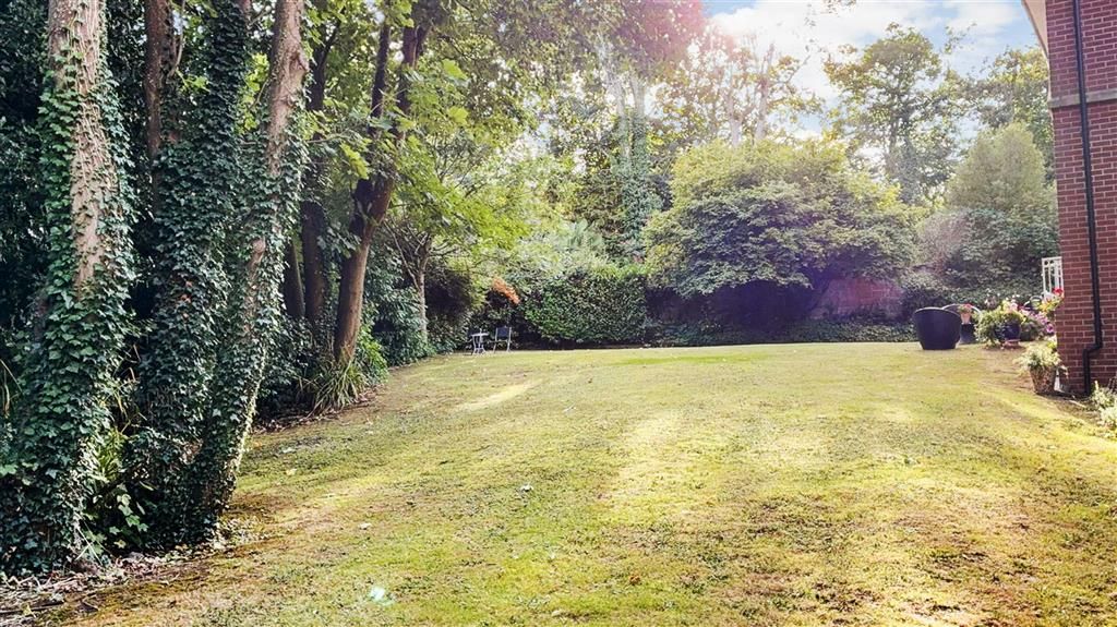 Property photo 3 of 10 Communal Gardens Rear