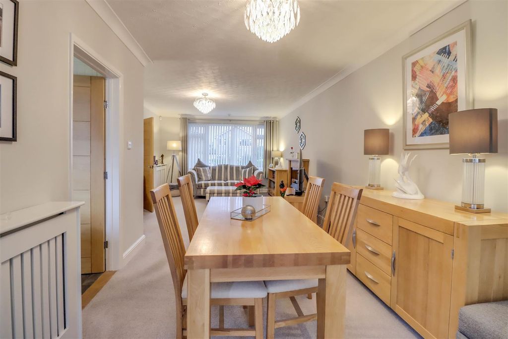 Property photo 2 of 20 6 Highcliffe Way Wickford-8.Jpg