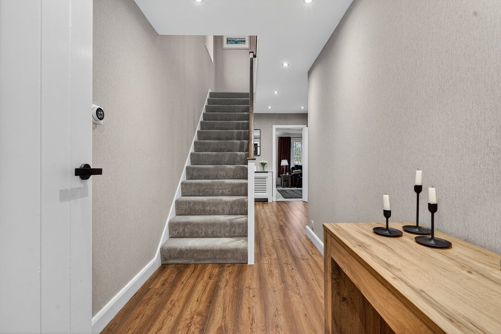 Property photo 2 of 28