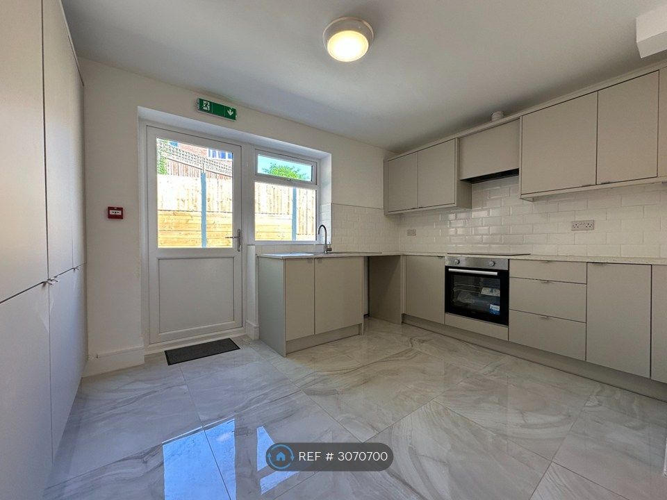 Property photo 3 of 8 Kitchen (View 1)