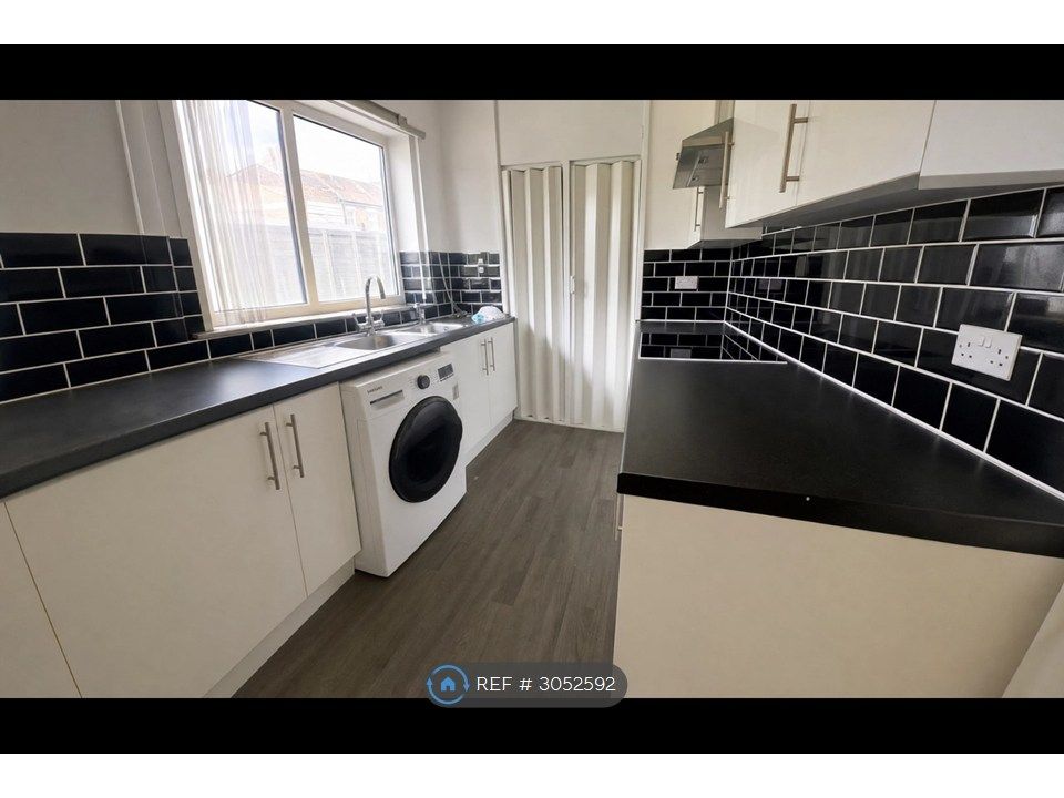 Property photo 3 of 6 Modern Refurbed Kitchen