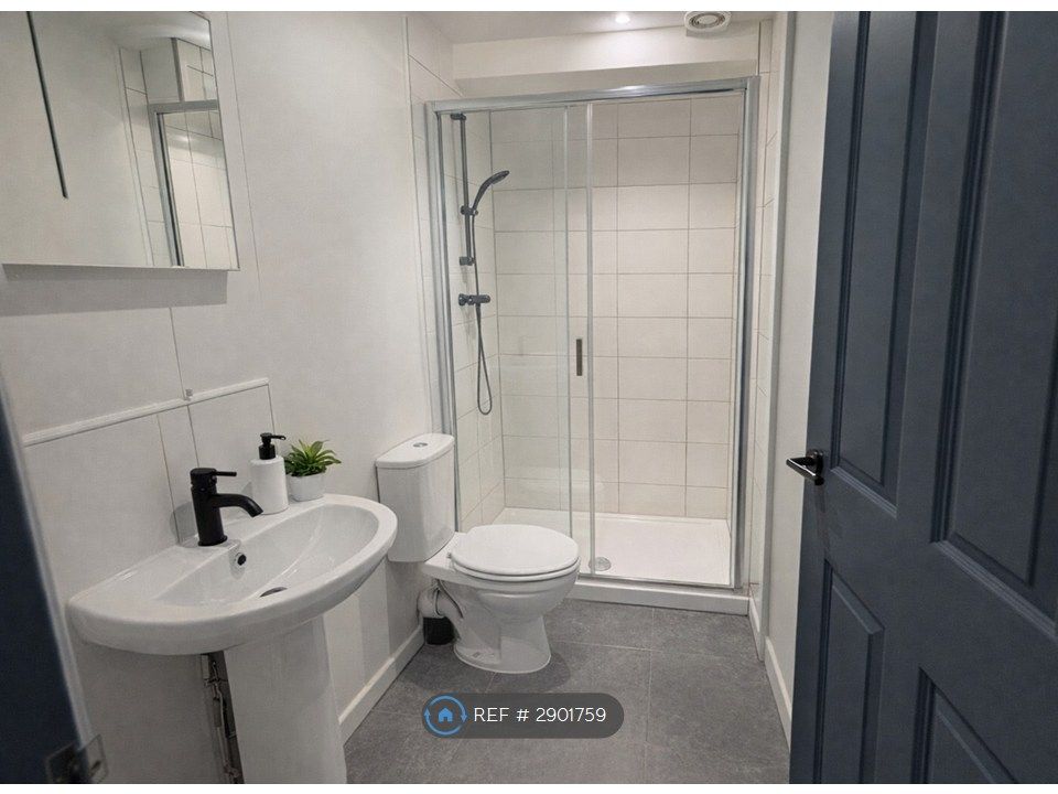 Property photo 3 of 8 Room 3 Ensuite