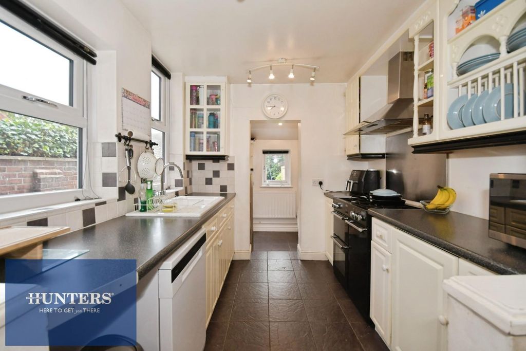 Property photo 3 of 15 Kitchen 01.Jpg