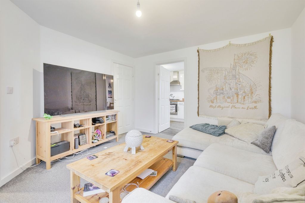 Property photo 3 of 17 Lounge