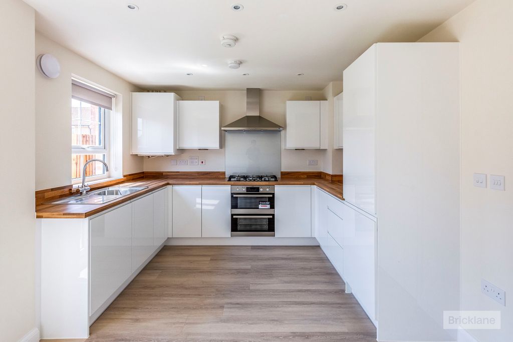 Property photo 2 of 10 Kitchen