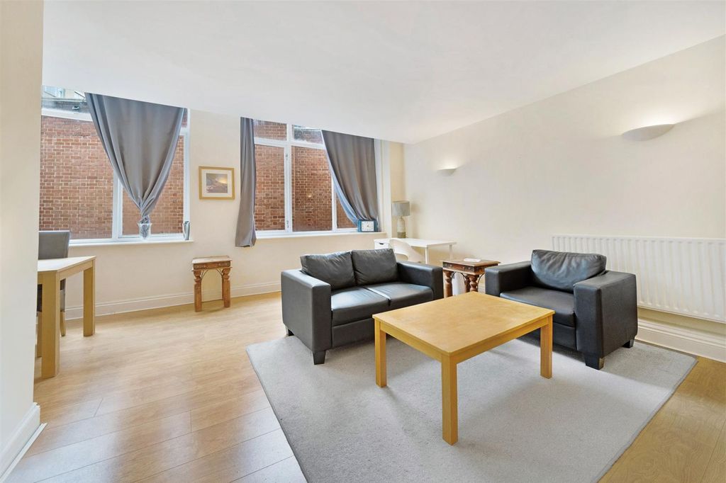 Property photo 2 of 12 Flat 8, 11-12 West Smithfield, Clerkenwell, London, Ec1A 9Jr