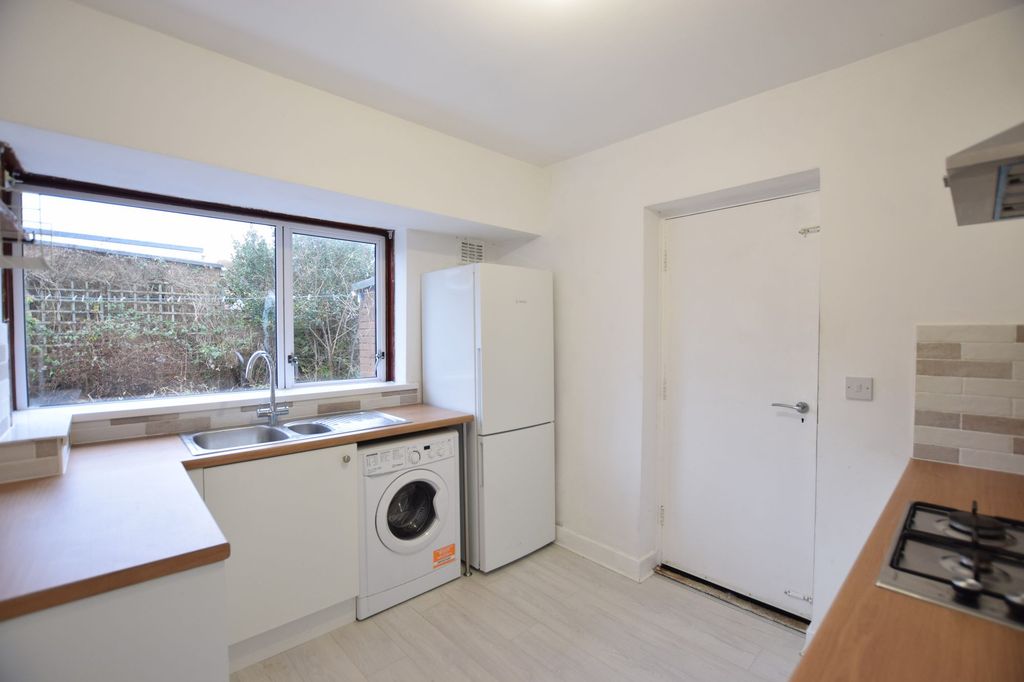 Property photo 2 of 7 Kitchen