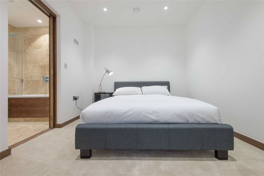 Property photo 3 of 7 Bedroom