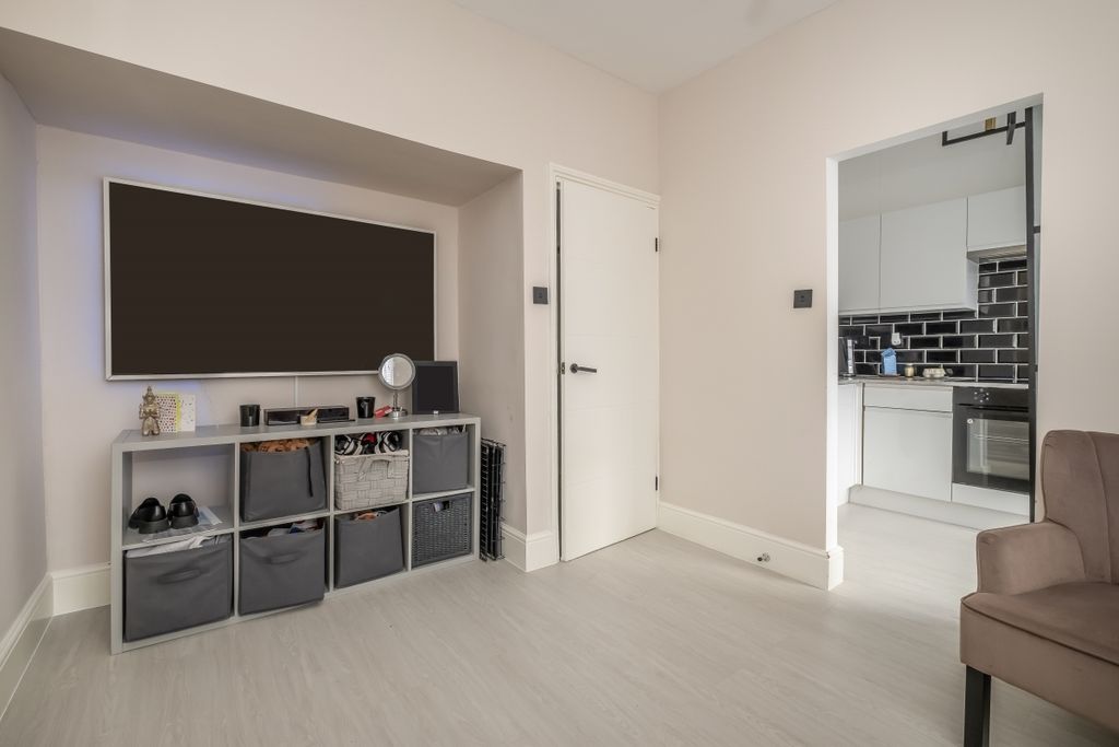 Property photo 1 of 8 4