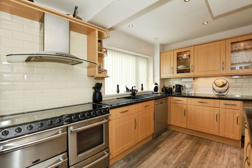 Property photo 3 of 20 Kitchen