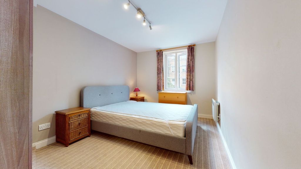 Property photo 1 of 14 A Well-Maintained Spacious Double Bedroom Featurin...