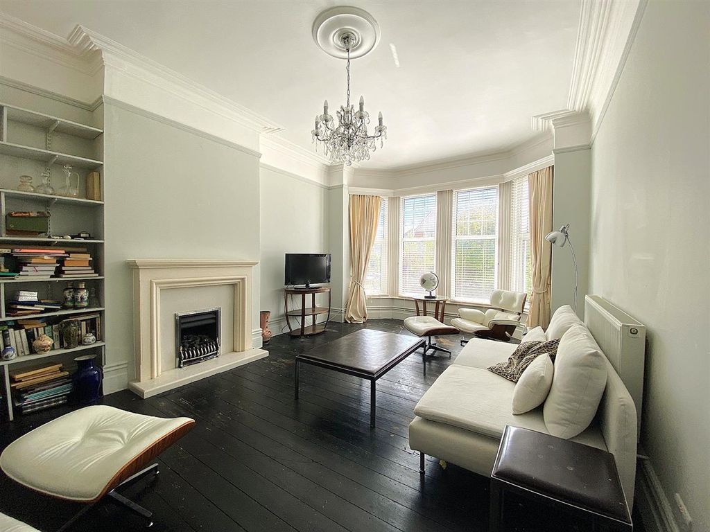 Property photo 3 of 12 125 Dorset Rd - Lounge2.Jpg