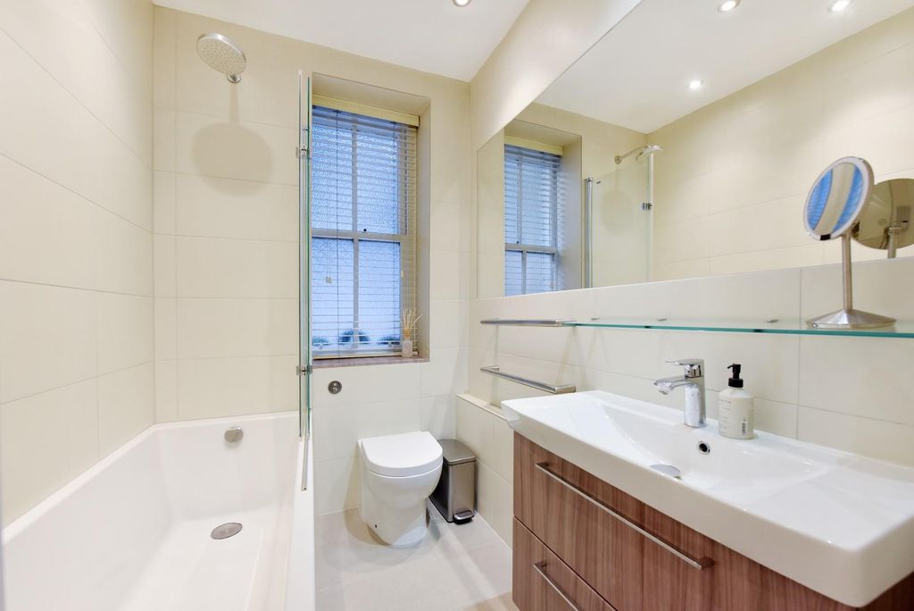 Property photo 3 of 16 19 Cumberland Mansions (12).Jpg