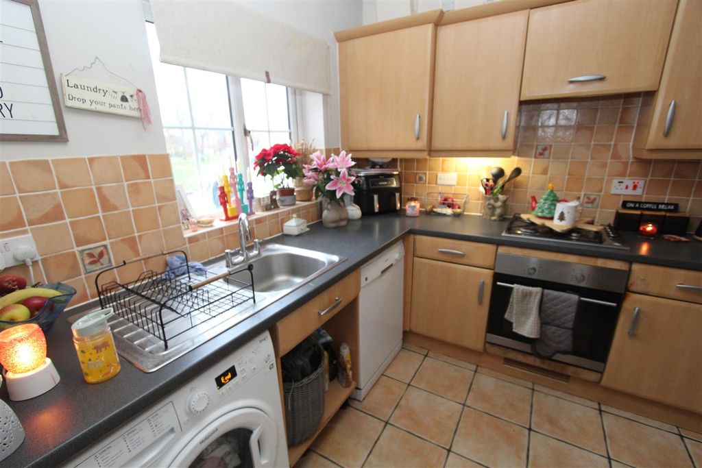 Property photo 3 of 9 Kitchen