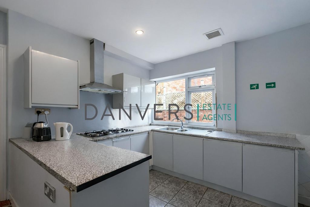 Property photo 2 of 8 Bath 1.Jpg