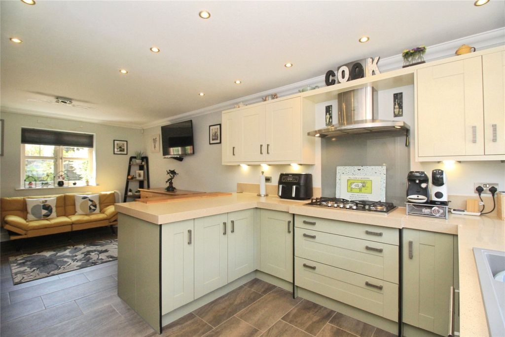 Property photo 3 of 19 Living Kitchen