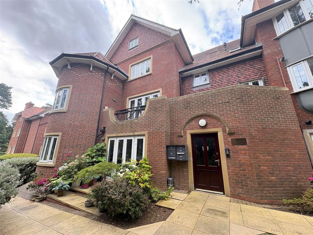 Property photo 1 of 11 Externally