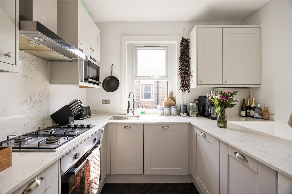 Property photo 3 of 30 Blyth Road, E17
