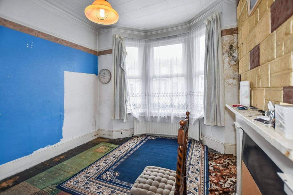 Property photo 3 of 19 18 Ronver Road, London, Se12 0Nj