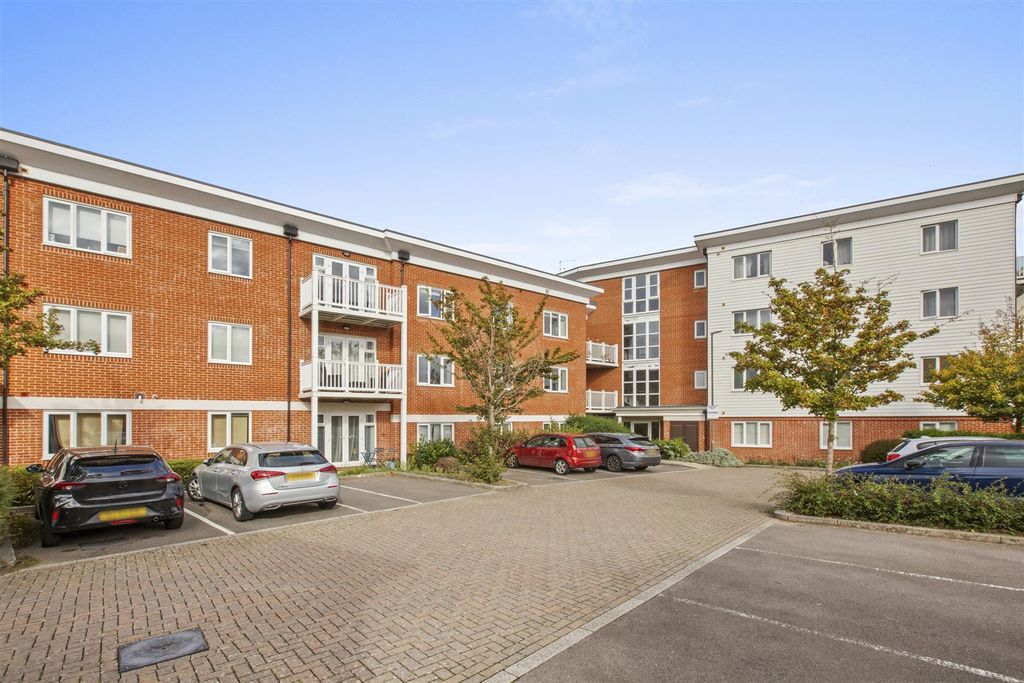 Property photo 1 of 16 Chesterfield House, Chequers Avenue-18.Jpg