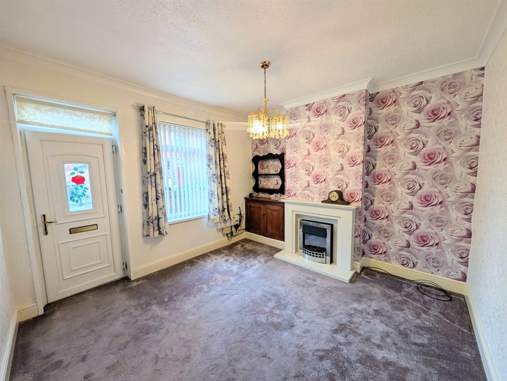 Property photo 3 of 14 Lounge