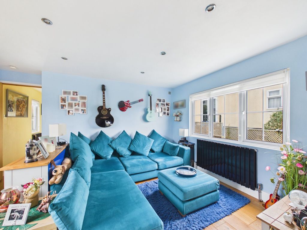 Property photo 3 of 15 Lounge