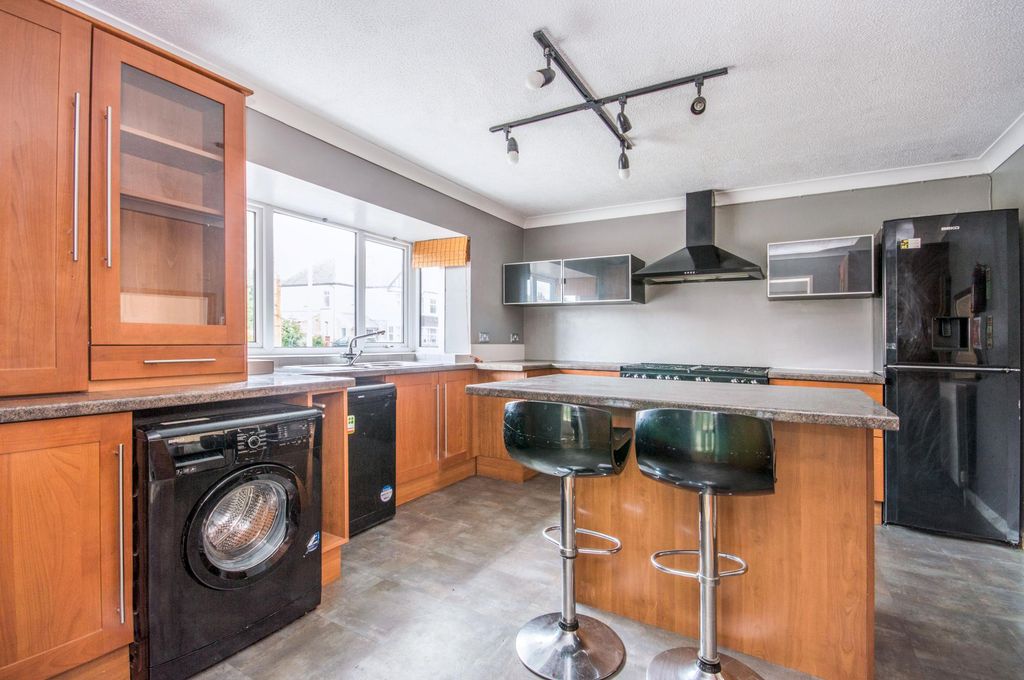 Property photo 2 of 10 Kitchen