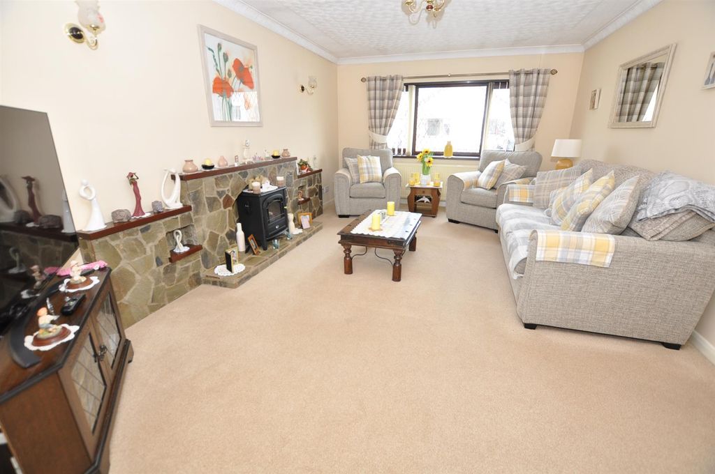 Property photo 2 of 16 Lounge