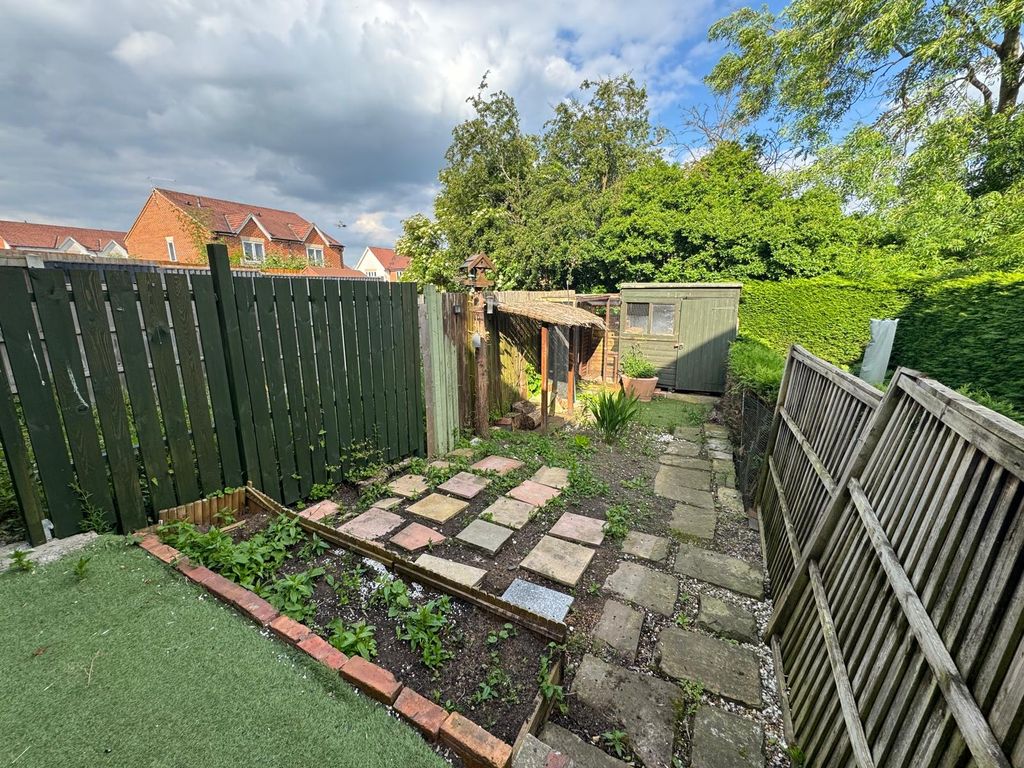 Property photo 2 of 9 Garage