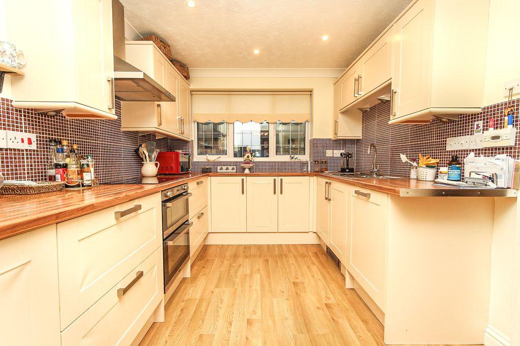 Property photo 2 of 12 Kitchen