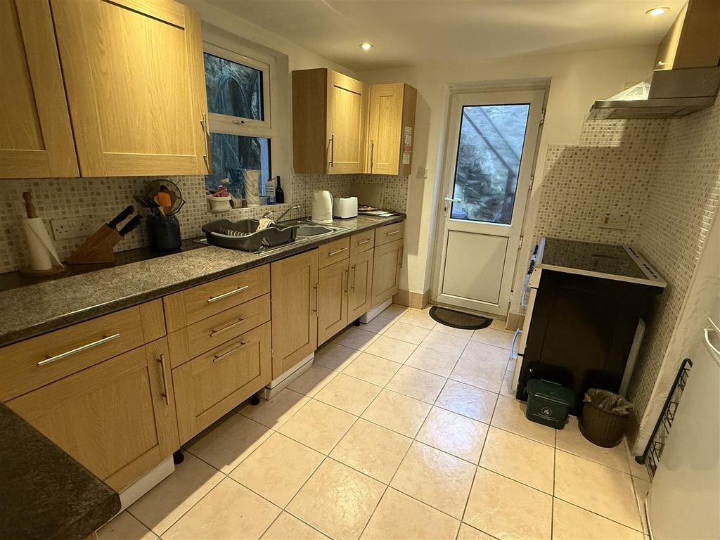 Property photo 3 of 19 Kitchen