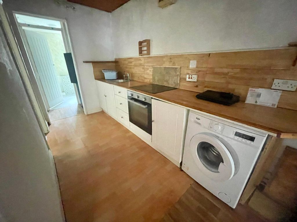 Property photo 3 of 9 Kitchen