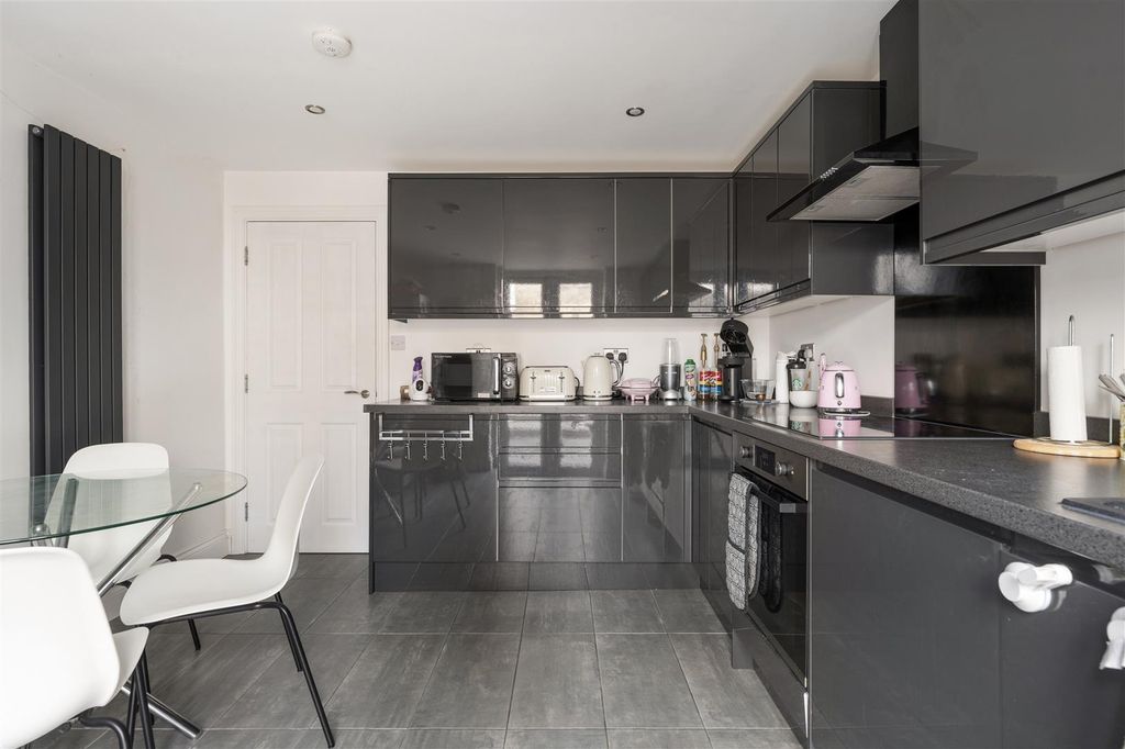 Property photo 3 of 31 Warwick Road, E15