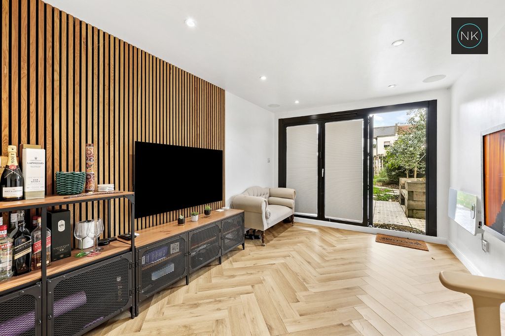 Property photo 2 of 31 5905006