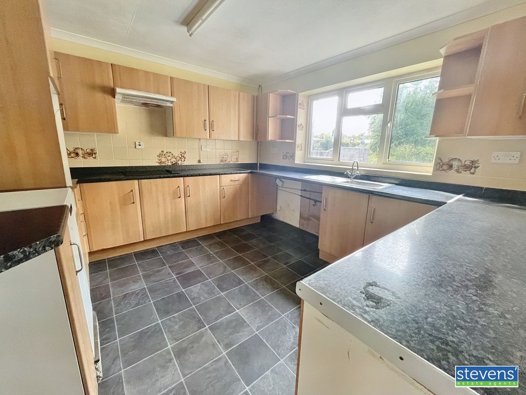 Property photo 2 of 14 Image00010