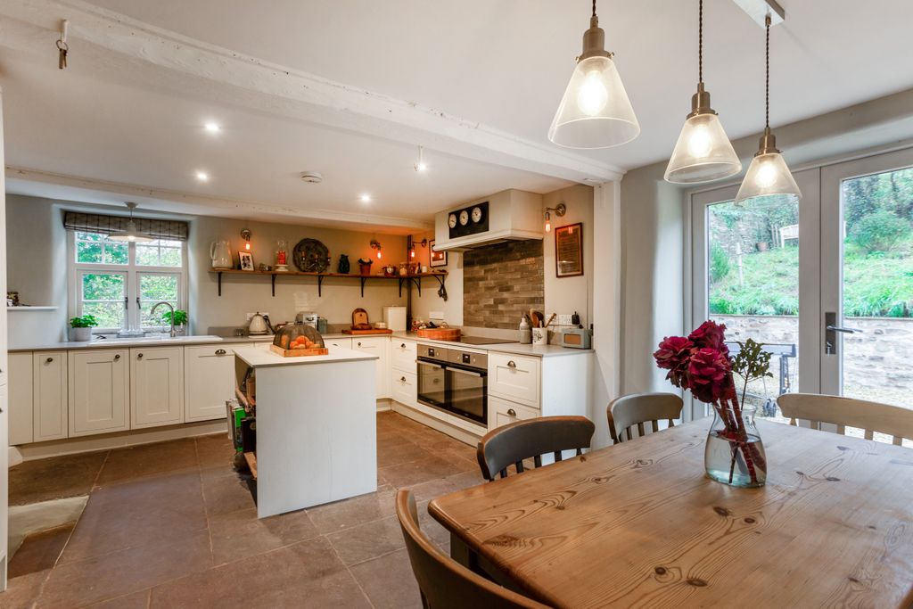Property photo 3 of 20 Kitchen