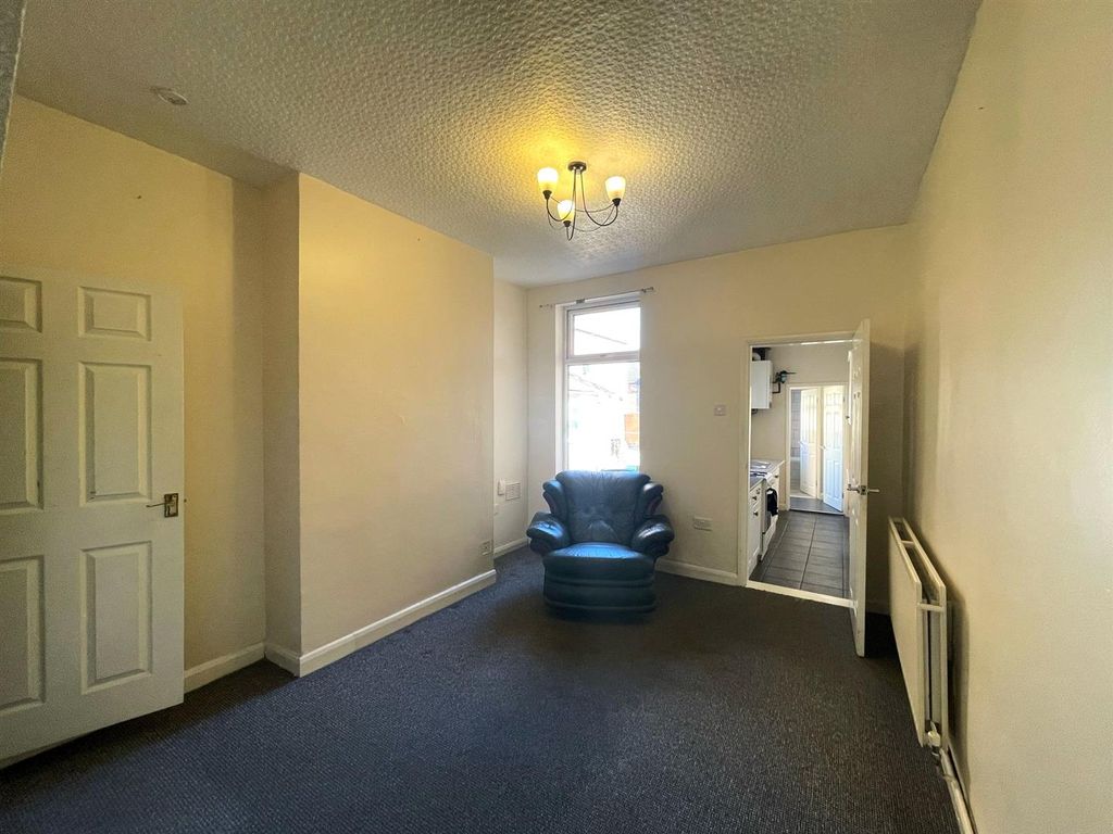 Property photo 3 of 9 Sitting / Living Room