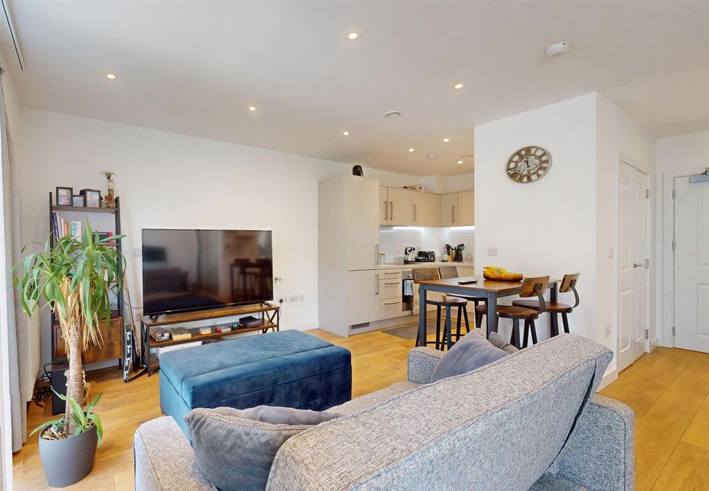 Property photo 1 of 12 Barrain London - Property To Rent In Beckton
