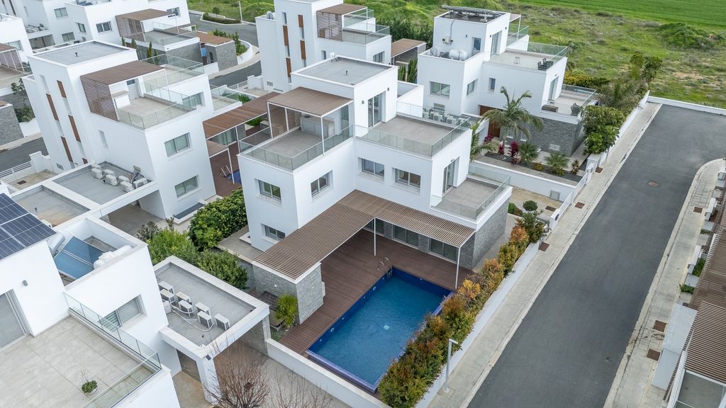 Property photo 2 of 42